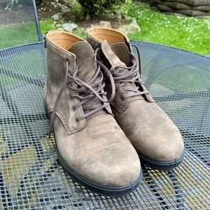Unisex lace up Blundstones